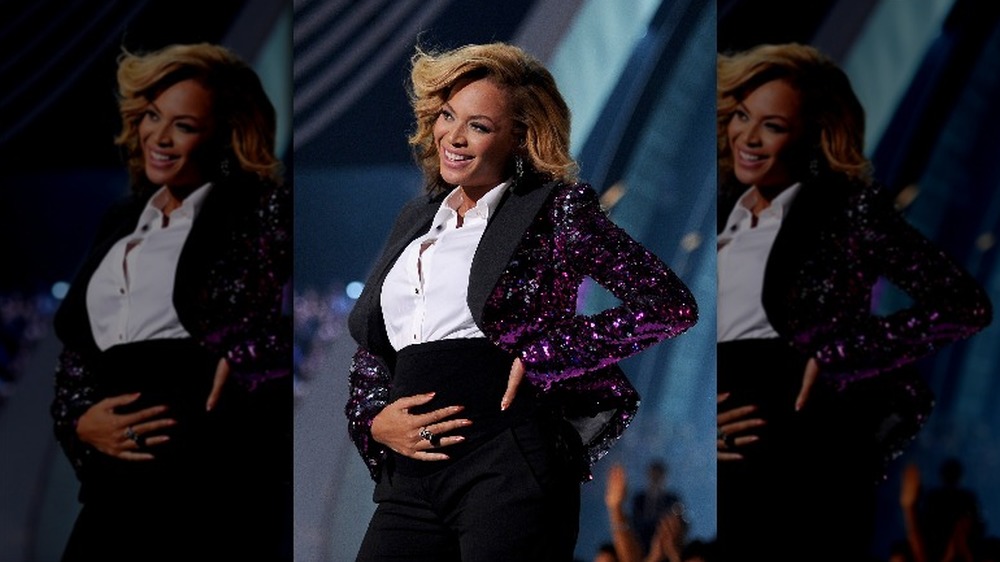 Beyonce revealing her baby bump at the VMAs