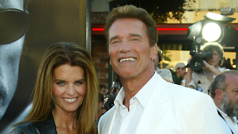  Arnold Schwarzenegger and Maria Shriver posing at an event