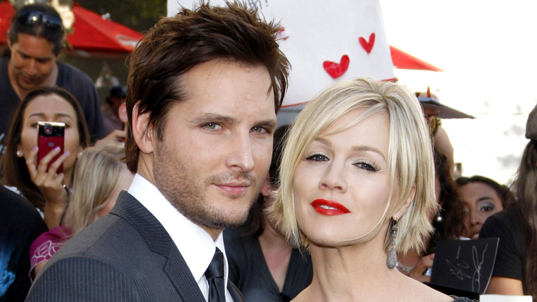 Peter Facinelli and Jennie Garth posing at an event