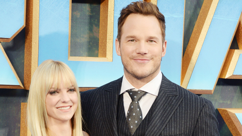 Anna Faris and Chris Pratt posing at an event