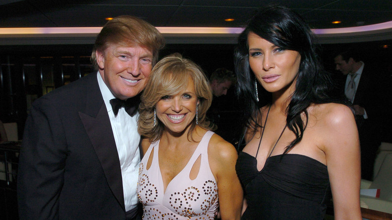 Katie Couric standing between Donald and Melania Trump