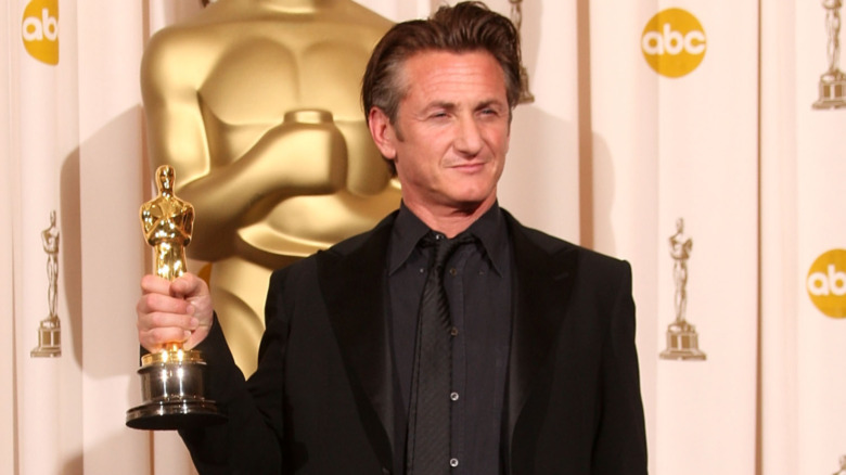 Sean Penn holding his Oscar award