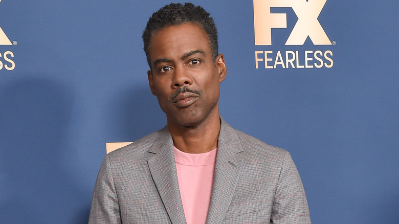 Chris Rock grey suit pink shirt in 2020