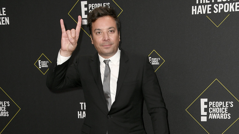 Jimmy Fallon hand horns