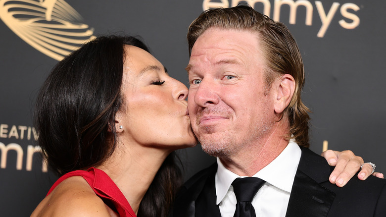 Joanna Gaines kissing Chip Gaines on the cheek