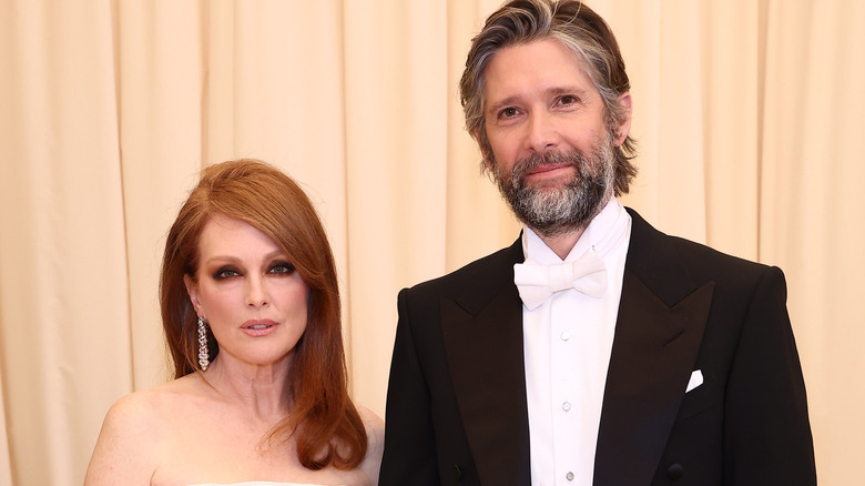 Julianne Moore posing with Bart Freundlich