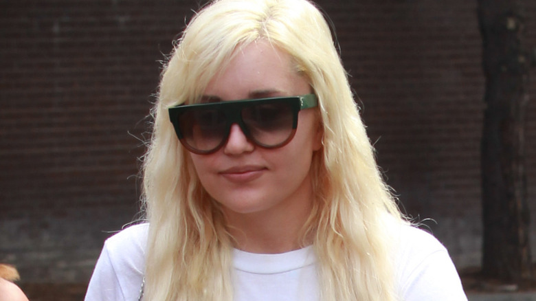 Amanda Bynes walking in sunglasses