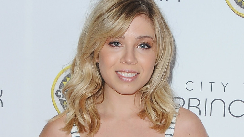 Jennette McCurdy smiling 