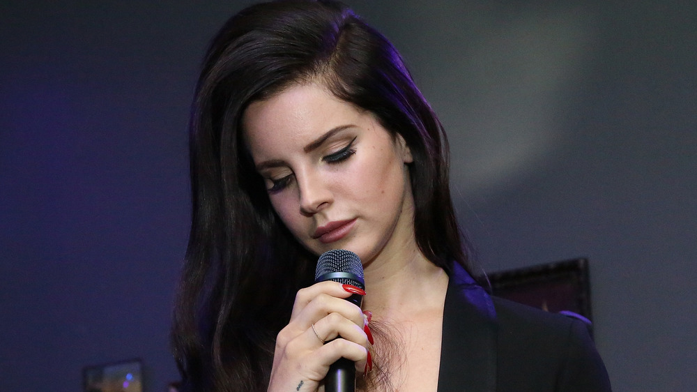 Lana Del Rey singing