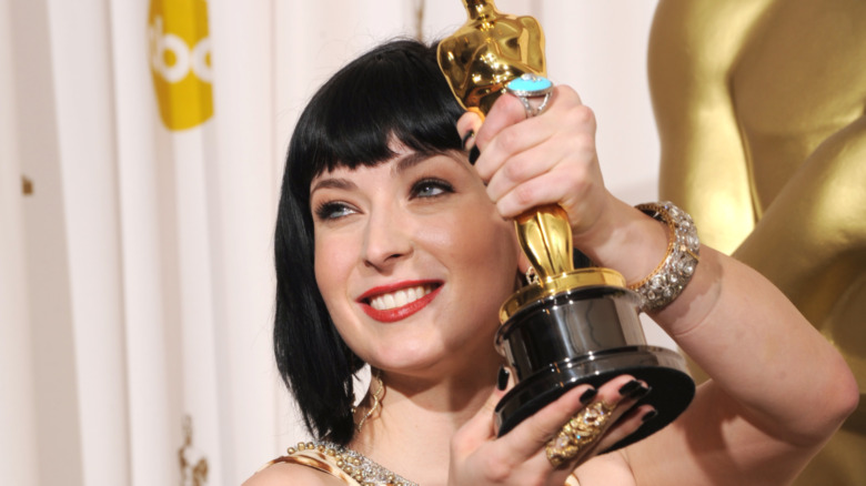 Diablo Cody holding her Oscar