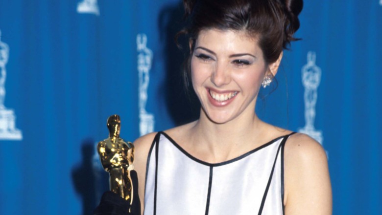 Marisa Tomei holding her Oscar