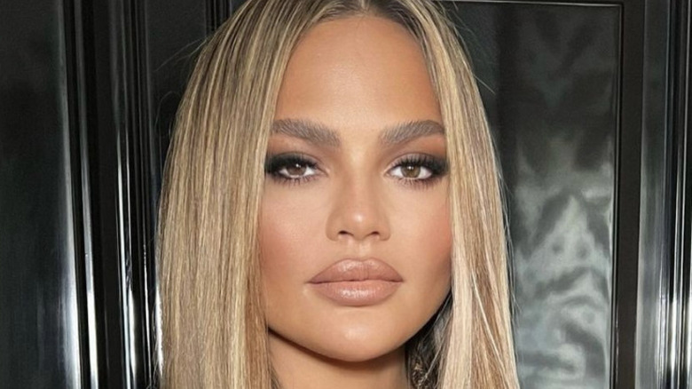 Chrissy Teigen looking like Khloe Kardashian