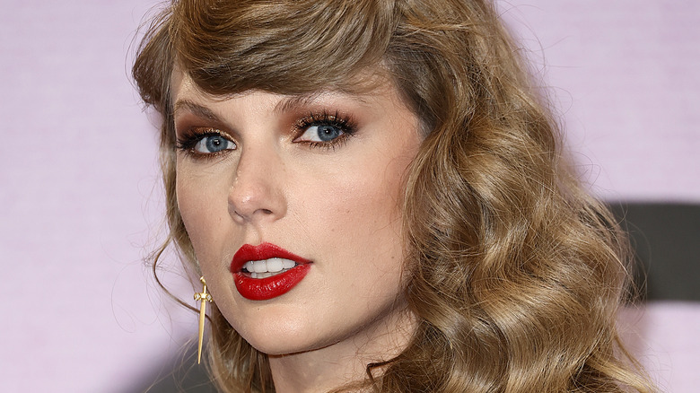 Taylor Swift red lipstick