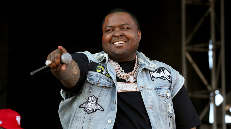 Sean Kingston holding microphone