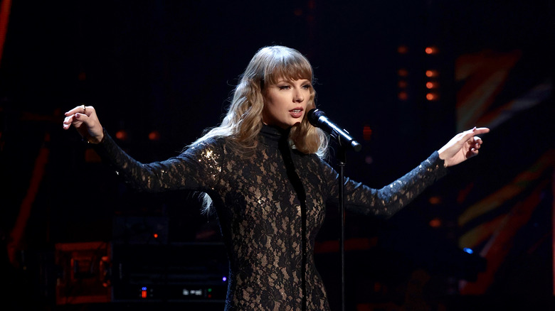 Taylor Swift performing