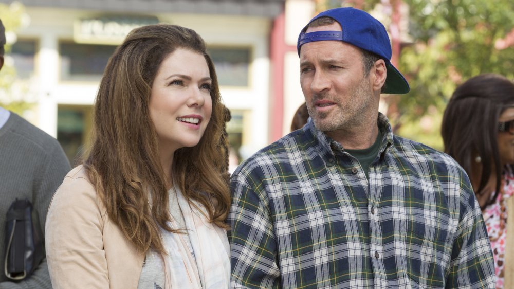 Lauren Graham and Scott Patterson on set