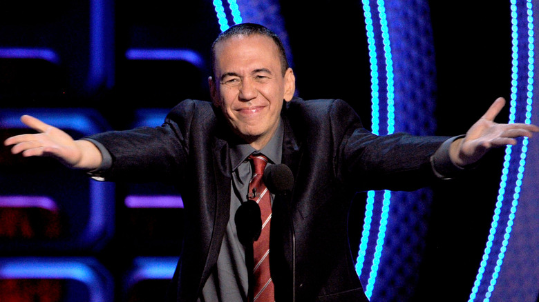 Gilbert Gottfried hands out microphone