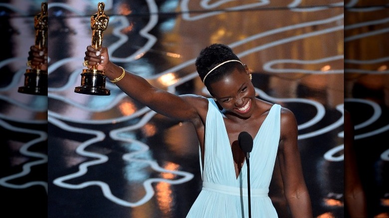 Lupita Nyong'o shows off her Oscar