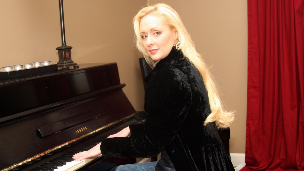 Mindy McCready playing the piano