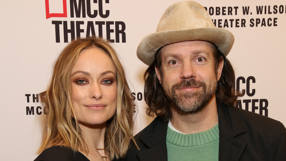 Olivia Wilde and Jason Sudeikis posing with small smiles