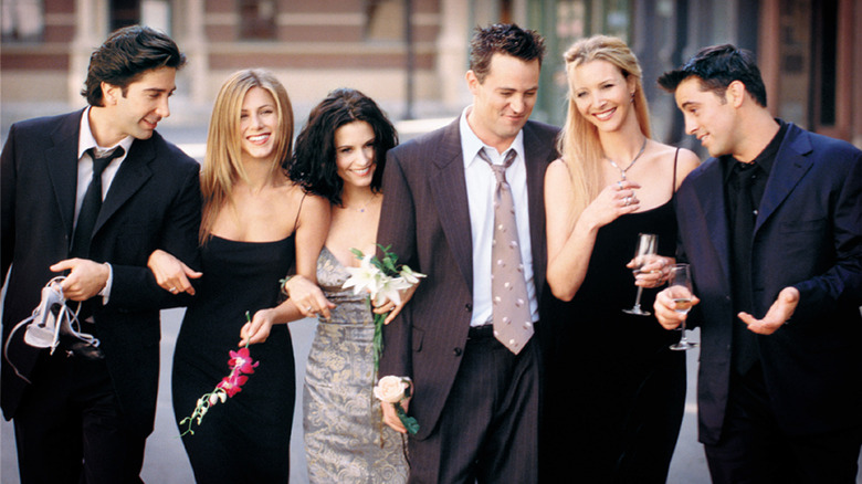 Cast of Friends posing for promo pic