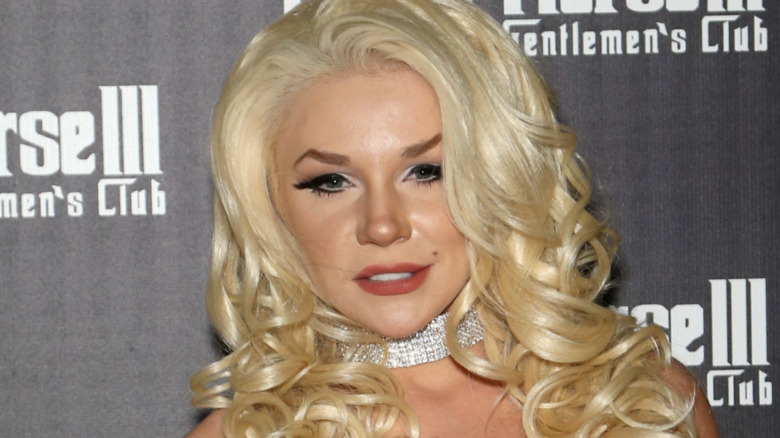 Courtney Stodden posing at an event