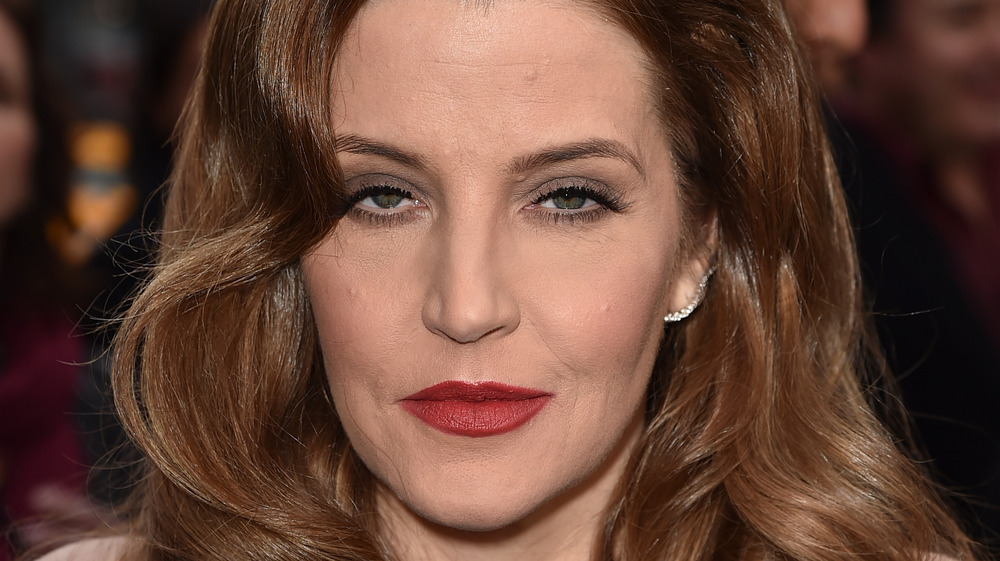 Lisa Marie Presley smirking at the 2015 Mad Max premiere