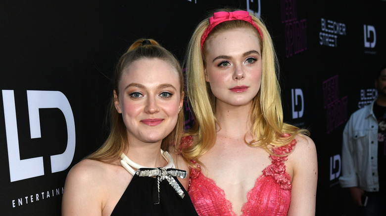 Dakota and Elle Fanning posing