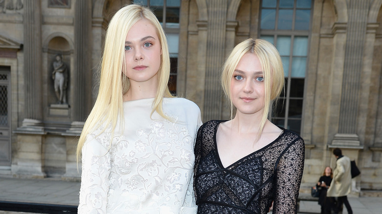 Dakota and Elle Fanning posing