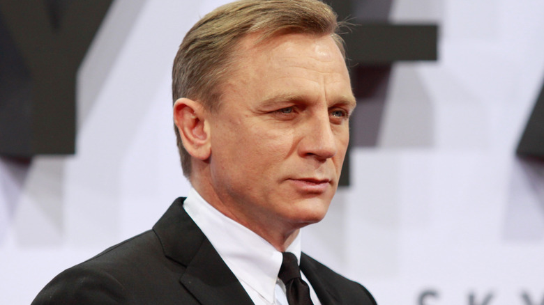 Daniel Craig posing