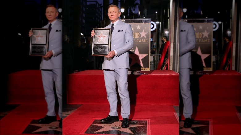 Daniel Craig holding Walk of Fame star