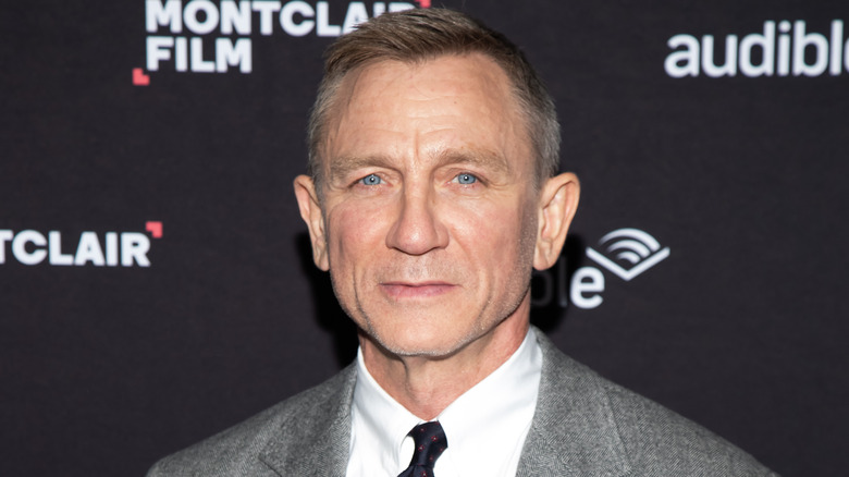 Daniel Craig posing at event