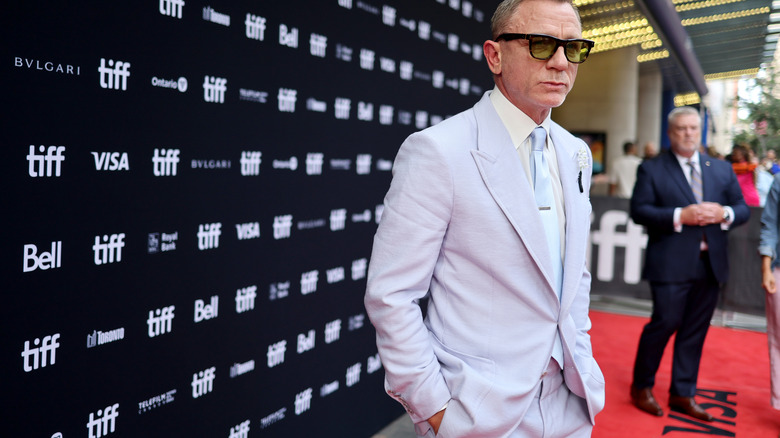 Daniel Craig posing at event