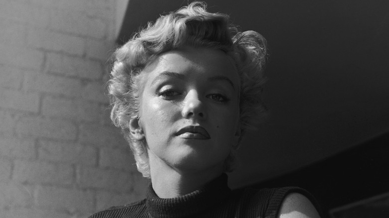 Marilyn Monroe posing in black and white