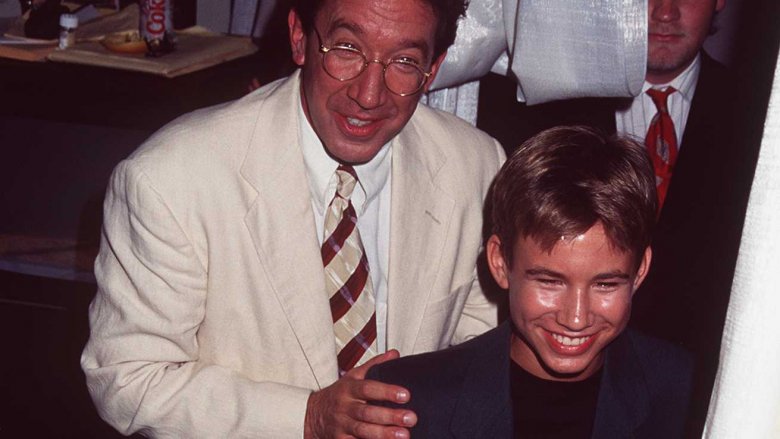 Tim Allen and Jonathan Taylor Thomas smiling at an awards show