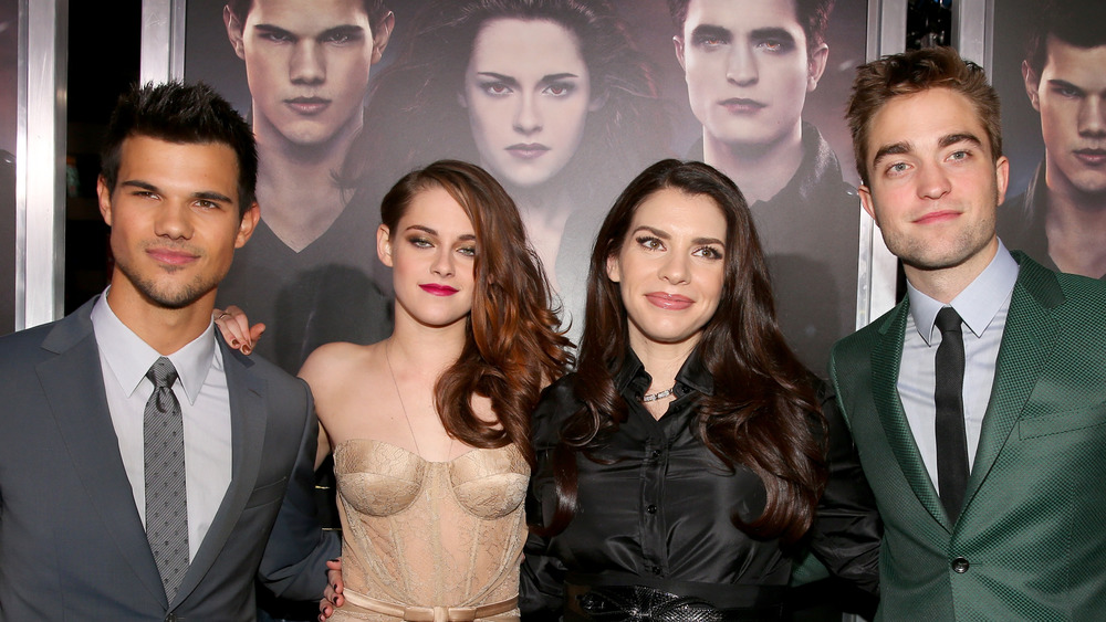 Taylor Lautner, Kristen Stewart, Stephenie Meyer, and Robert Pattinson posing