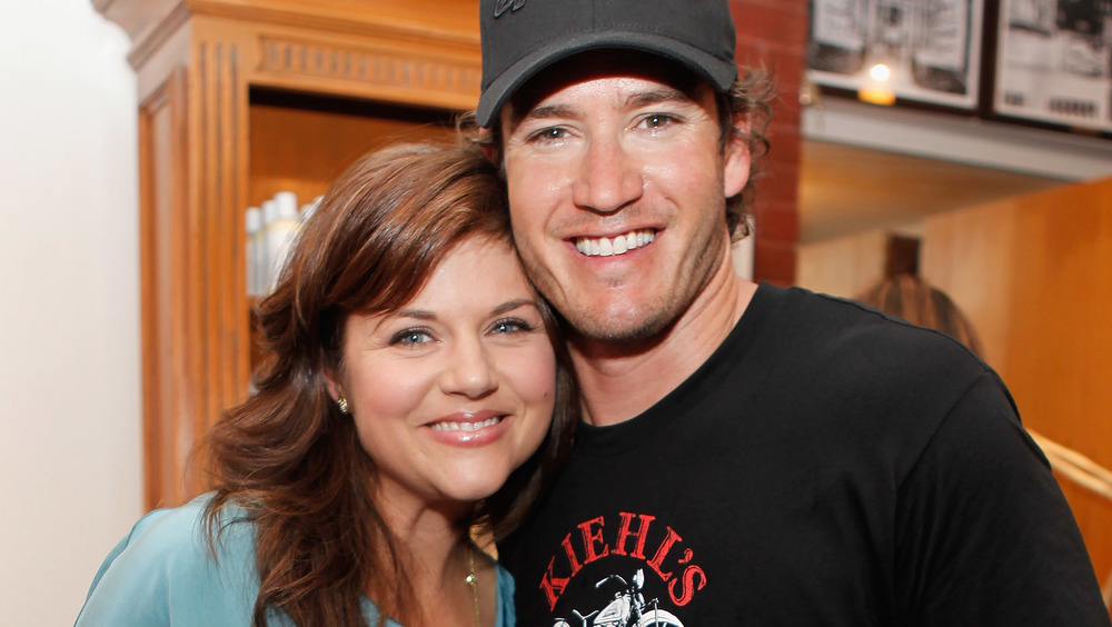 Mark-Paul Gosselaar and Tiffani Thiessen posing cheek to cheek 