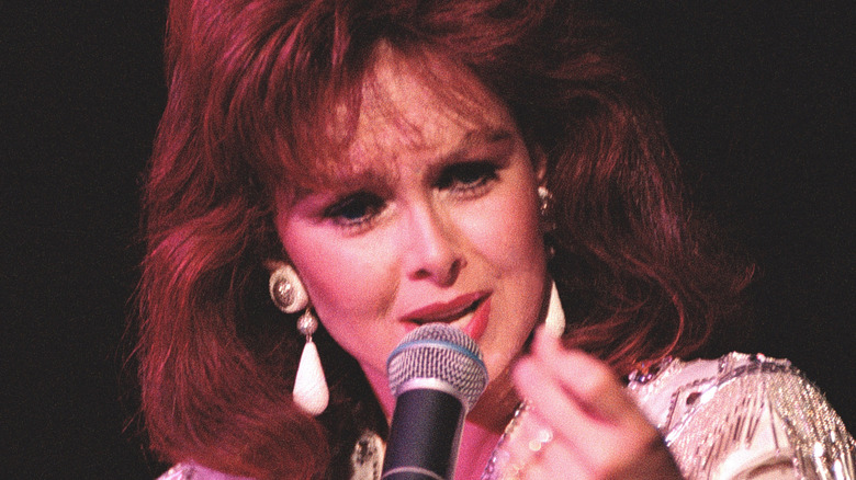 Naomi Judd performing