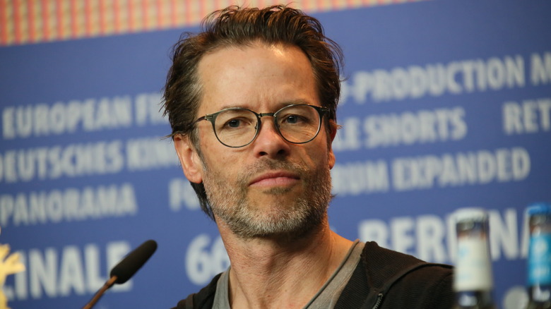 Guy Pearce in glasses