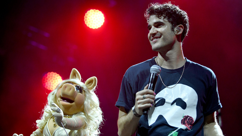 Darren Criss and Miss Piggy performing