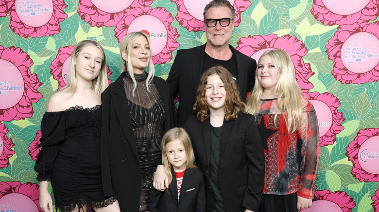 Tori Spelling and Dean McDermott posing with kids