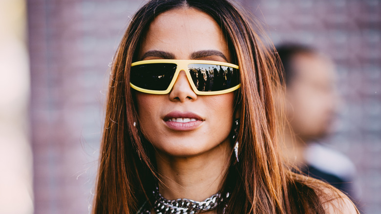 Anitta smiling, wearing sunglasses