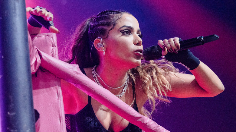 Anitta performing