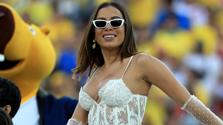 Anitta performing