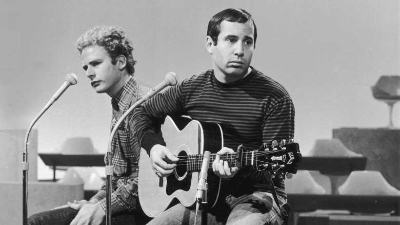 Paul Simon and Art Garfunkel perform