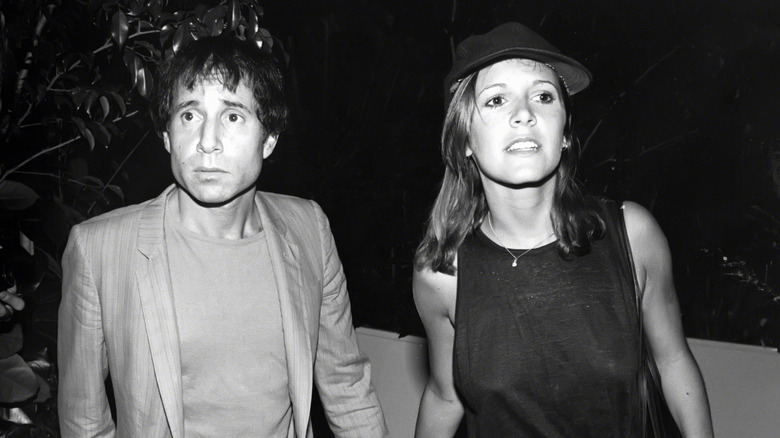 Paul Simon walks with Carrie Fisher