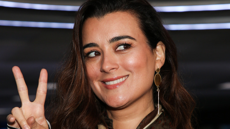 Cote De Pablo gives peace sign during visit to "Extra" 2019