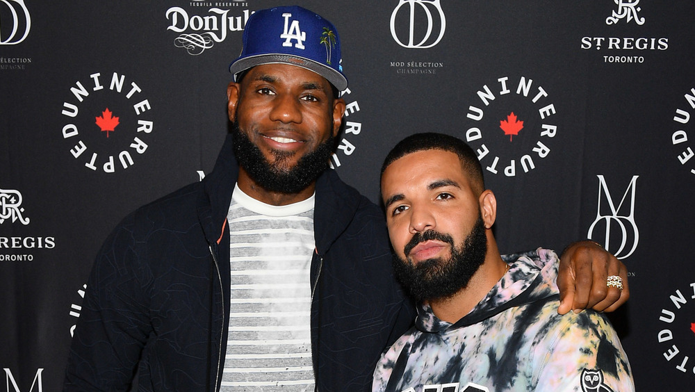 Lebron James, Drake posing arm-in-arm