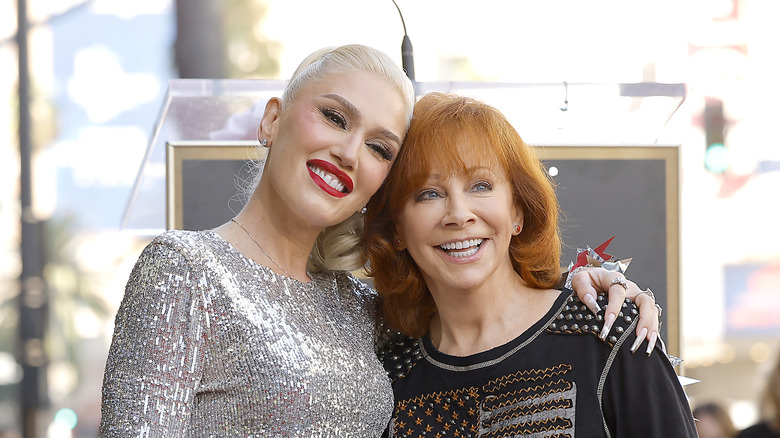 Gwen Stefani and Reba McEntire hugging