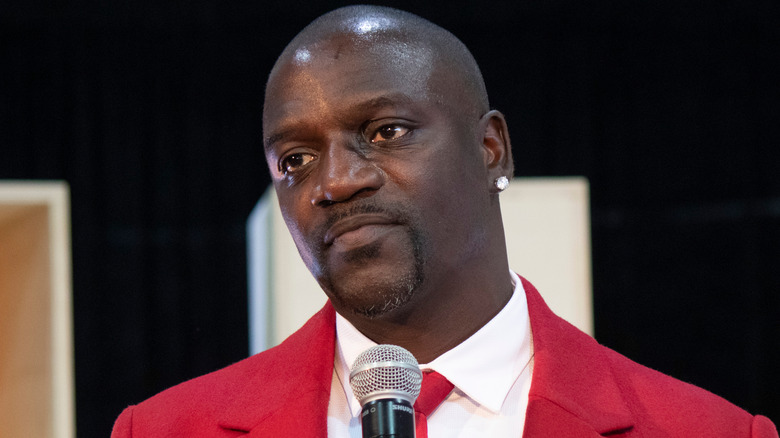 Akon holding a microphone